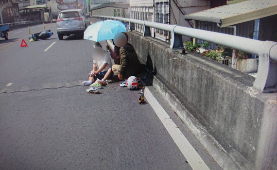 老翁自撞護欄受傷倒地　熱心情侶幫忙撐傘報警 