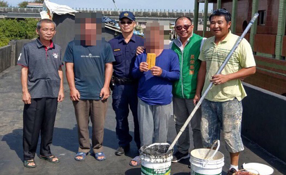 精障家庭有難 北港警轉介慈善會補助喪葬及修繕