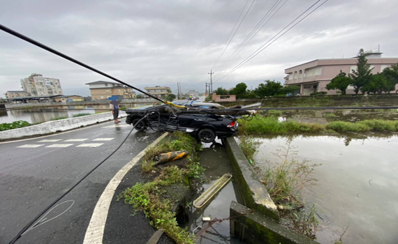 鄉間小路兩車路口相撞 電桿遭殃斷兩截