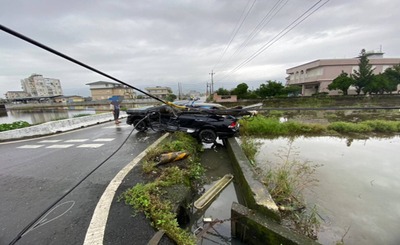 鄉間小路兩車路口相撞 電桿遭殃斷兩截 