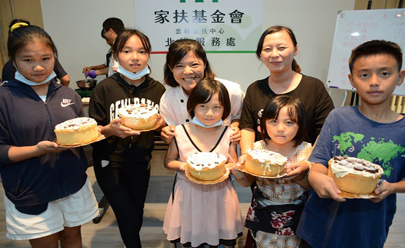 雲林家扶童辦感恩節活動 自立青年指導DIY奶蓋蛋糕