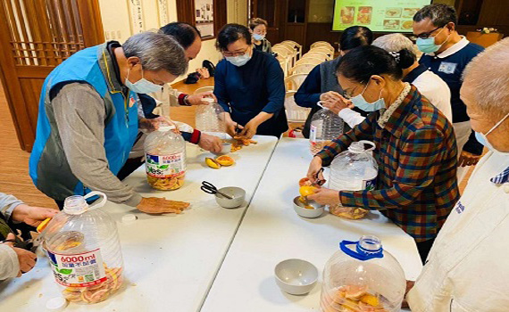 環保局與慈濟推廣減廢再利用　動手實作果皮酵素 