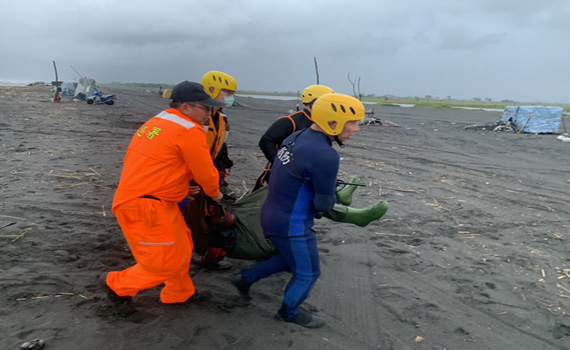 蘭陽溪出海口捕鰻被海浪沖走 被發現已無生命徵象