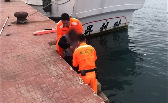 疑因東北季風瞬間強襲 七美民眾不慎落海海巡即刻成功救援