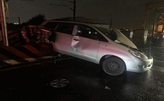 冬山鐵路平交道火車與自小客車禍 駕駛受困