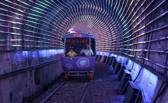 深澳RailBike耶誕奇幻之旅 耶誕光環境隧道X耶誕老人「踩」礦趣小旅行
