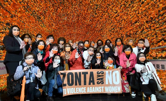 侯友宜與女外交使節快閃香榭光廊倡議 向性別暴力say NO