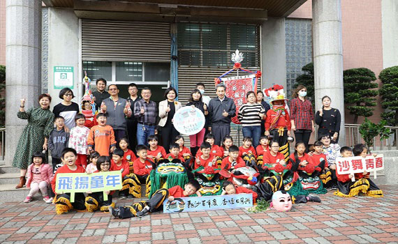 飛沙國小獲教育部全國舞獅八冠王 張麗善到校祝賀嘉勉