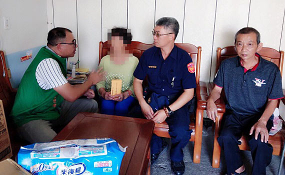 口湖警獲知苦命母顧三癱兒 轉介張榮發基金會扶助
