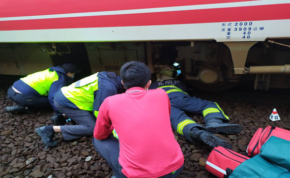 羅東火車站婦人卡普悠瑪車底 消防人員前往搶救
