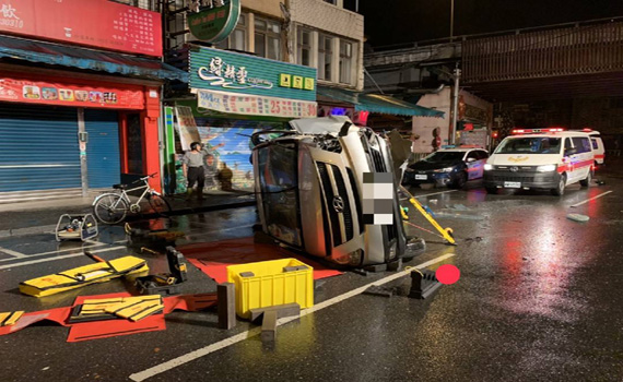 酒駕惹禍！宜蘭市東港夜市前休旅車自撞燈桿翻車一對男女困車內 
