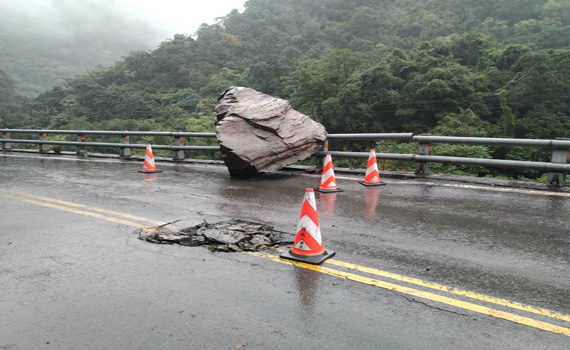 連日大雨台七丁線往福山植物園方向巨石掉落 目前單線雙向通行