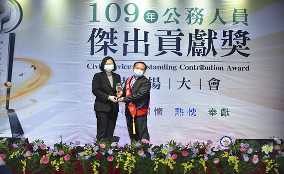 突破瓶頸取得海藻養殖多項專利及珊瑚培育技術 澎湖水產種苗繁殖場柯志鴻獲頒公務人員傑出貢獻獎