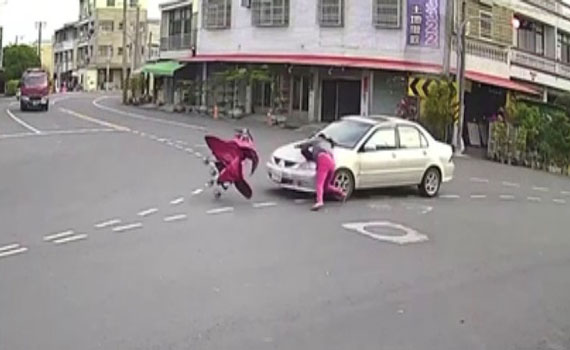 嬤孫橫越馬路遭撞飛　命大無恙 