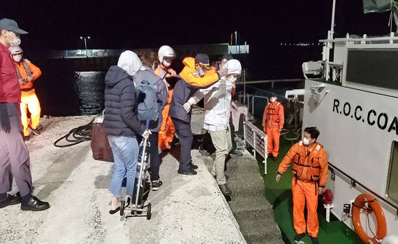 離島良醫陷昏迷 將軍村醫師陳豪騫由警艇緊急後送三總澎湖分院