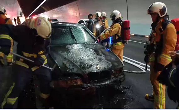 雪隧火燒車 國五南下車道回堵
