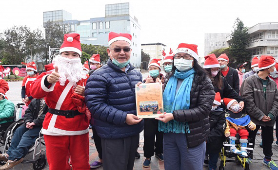 惠民啟智中心與集愛工坊師生縣府報佳音 賴峰偉贈聖誕禮物熱情歡迎