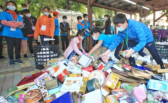 新北市環保小局長擔任「一日清潔隊長」 大呼:隊員太辛苦以後要做好分類