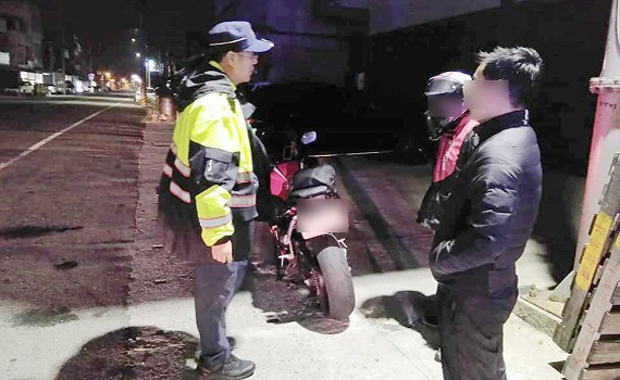 連假環島到雲林暗夜爆胎 橋頭警及時救援解危機