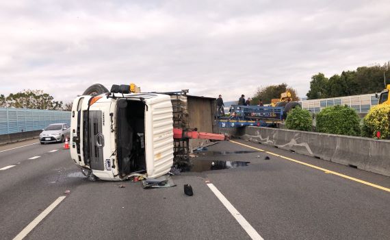 聯結車疑爆胎翻覆 國道1號南北大塞車