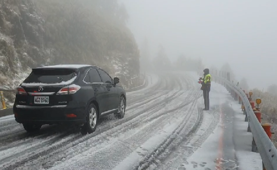 合歡山區降下第一場雪 合歡警雪中出勤維持交通秩序