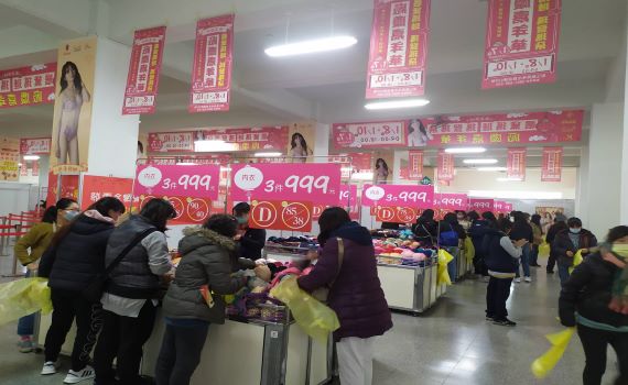不畏寒流 內衣廠慶特賣會火熱開幕限時3天