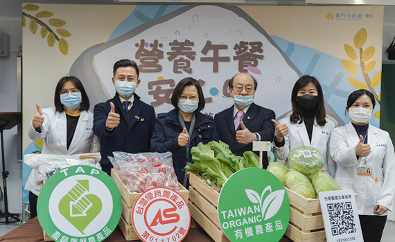 蔡英文視察竹市三民國小學童營養午餐   強調政府全力把關食安 