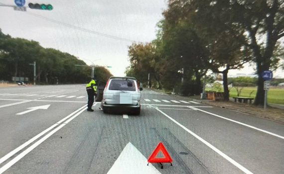 外地人車輛拋錨車道上無助 暖警主動助推至路旁排除