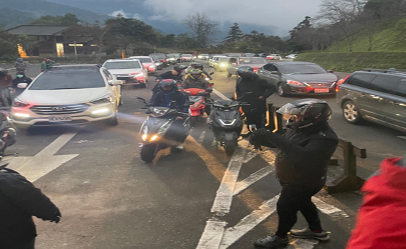 追雪客留意!太平山等待入園車輛已逾千輛尚未出發就別上山了