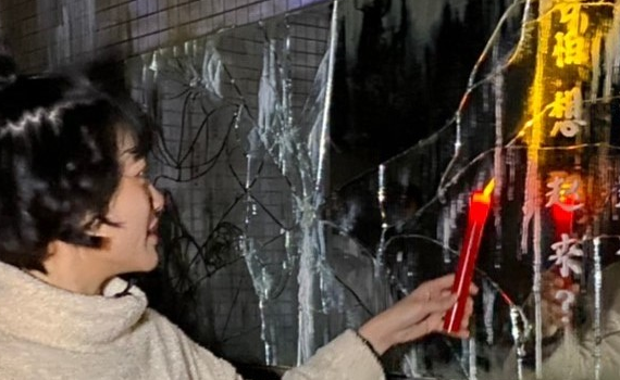 返校Detention 實境體驗展 學姊返校啦! 《返校》影集主角韓寧、李玲葦重返翠華中學嚇到濕身