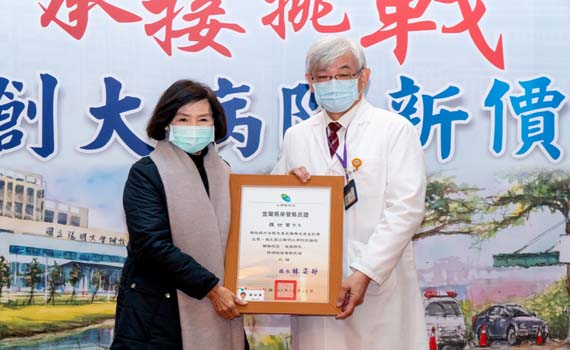 陽大醫院蛻變重要推手羅世薰即將退休 林姿妙頒榮譽縣民肯定