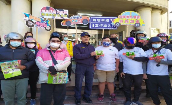 不要晚7天回家 彰化警暖心宣導交通安全