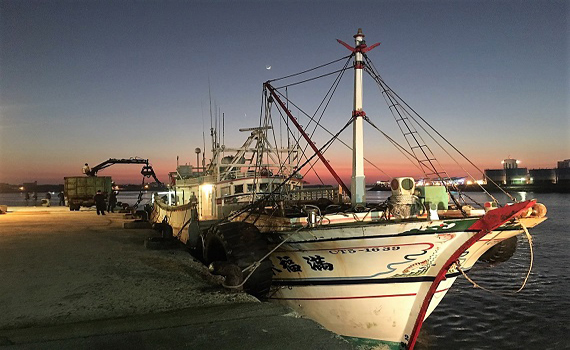 公然挑戰公權力　澎海巡查獲漁民違法使用滾輪式拖網漁船 