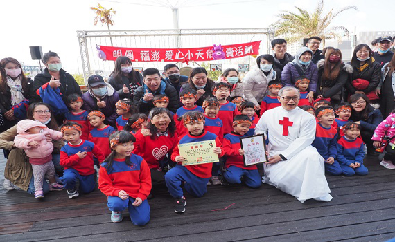 愛心小天使 澎明圓幼兒園義賣捐贈惠民醫院重建基金