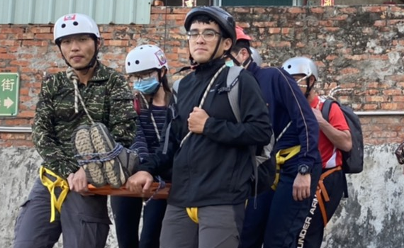 揭密/民間自組山搜隊》當你忙踏秘境「偽出國」 高雄柴山正有《自願者》擬真救援