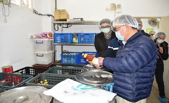 宣示校園全面採用國產豬肉品 澎湖縣長賴峰偉視察學校食材採用流程