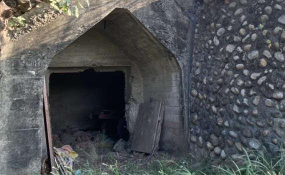 直擊》珍貴遺址「三角形彈藥庫」淪為垃圾場 民怨:「太誇張了」