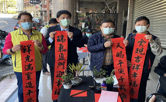 雲檢春節社區關懷 書法家揮毫送春聯