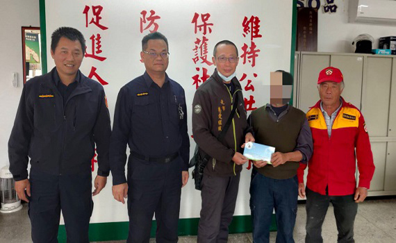 水林暖警募款濟貧解困境 轉介屏東濟善團百里送暖