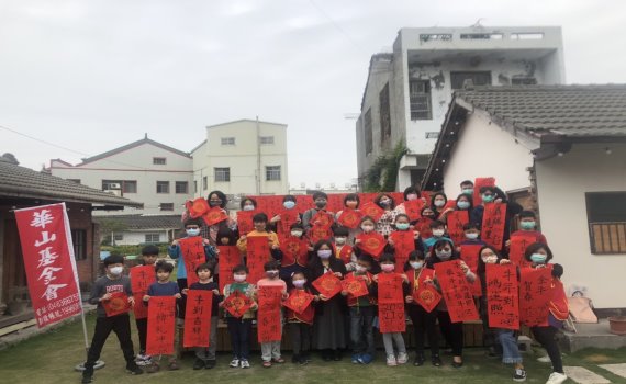 影/小小書法家揮毫送溫暖 充滿了紅咚咚的過年喜氣