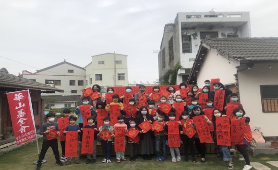 影／小小書法家揮毫送溫暖　充滿了紅咚咚的過年喜氣 