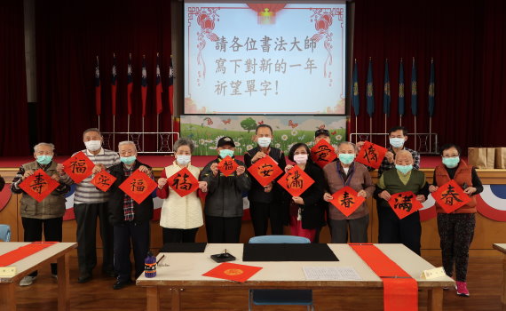 有溫度 中彰榮家榮民現場揮毫贈春聯