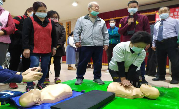 影 / 打造長青急救員　彰化市老人會辦長者CPR+AED訓練 