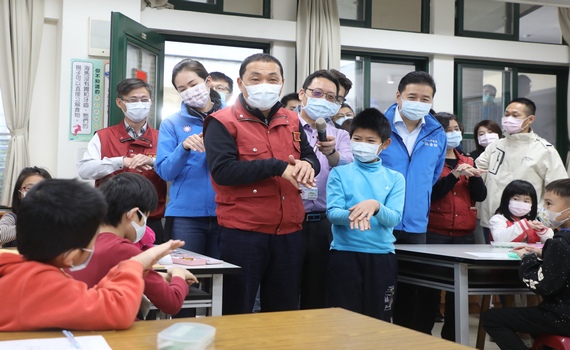 侯友宜緊盯學校防疫 新北暫停六區老人共餐