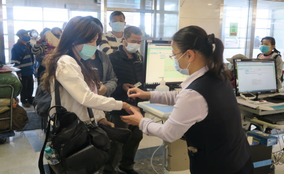 防疫視同作戰 彰化醫院查核健保卡管制民眾配合順利