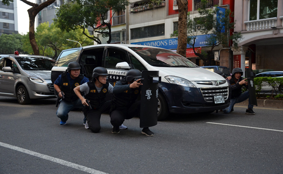 高雄街頭搶奪案警方荷槍實彈？警出動34名「快速打擊部隊」 圍觀民眾：虛驚一場 