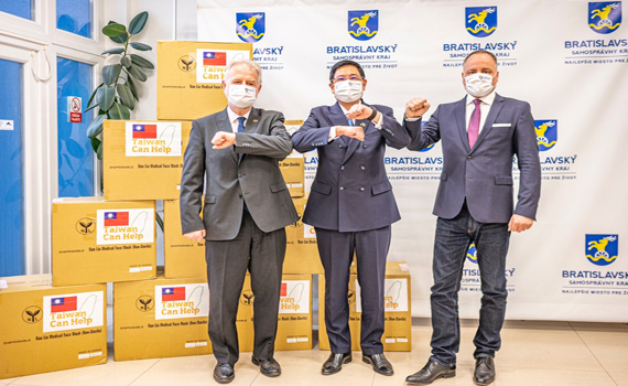 外援30萬片口罩運抵斯洛伐克 陳其邁盼高雄攜手國際共同抗疫