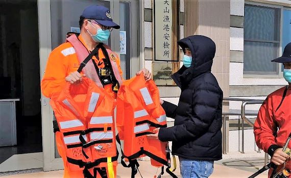 海巡署配發30件救生衣 澎馬公尖山商港休閒釣魚民眾可借