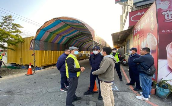 影/硬是不讓行 既成巷道圍籬遭拆再搭棚架市長爆氣限拆警方開罰