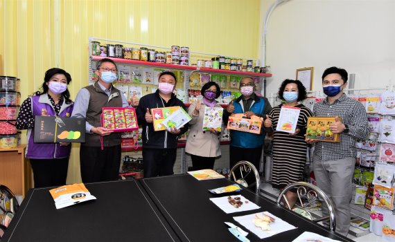 影/鹹酸甜風味 王惠美參訪果乾王隱形冠軍泰泉食品